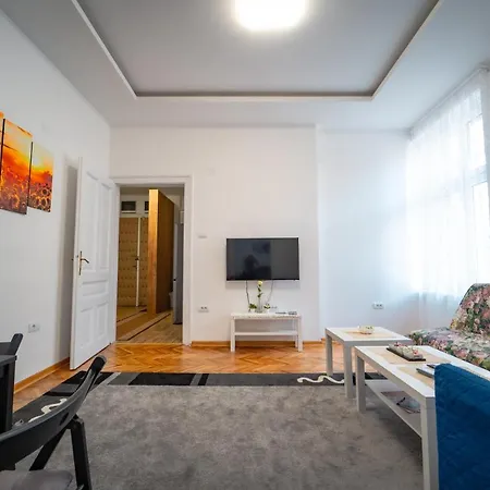 Botanical9, Centre, 2 Bedroom With Netflix Apartman