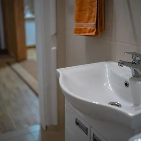 Botanical9, Centre, 2 Bedroom With Netflix Belgrád